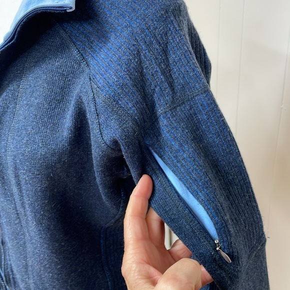 Mountain Hardwear athletic zip up with zipper pocket on left arm - Picture 3 of 14